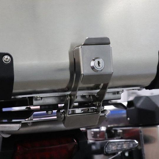 Preview of the first image of BNIB BUMOT DEFENDER EVO TOPBOX+MOUNTING PLATE FOR BMW R1250.