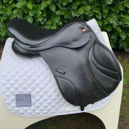 Image 9 of Kent And Masters 17 inch Jump saddle