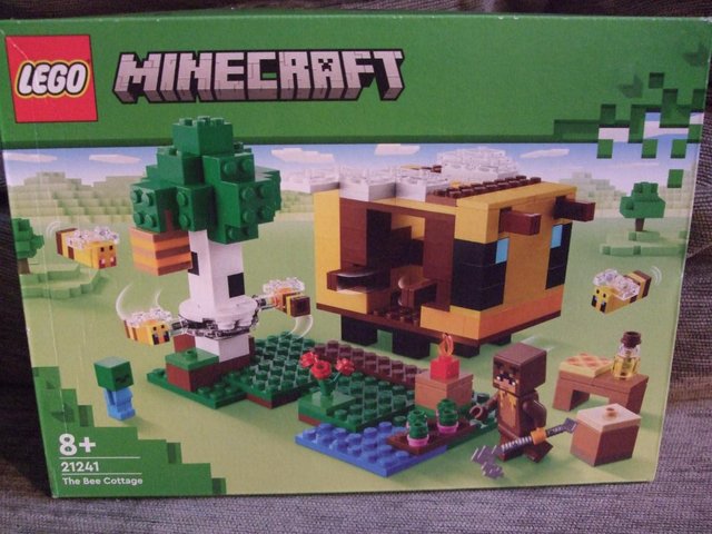 Preview of the first image of Bargain New Lego Minecraft The Bee Cottage Bargain.