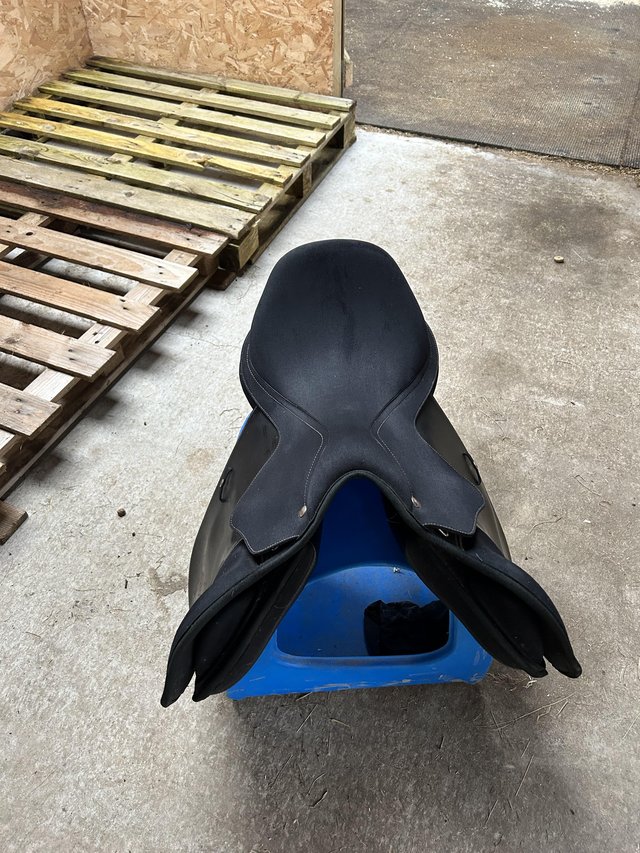 Preview of the first image of Wintec Pro Jump Saddle - 16.5”.