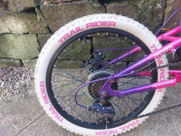 Image 2 of Lovely girls bike with 6 gears