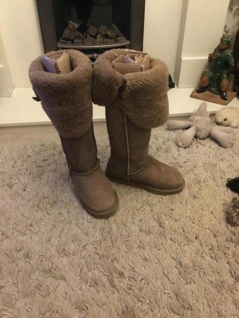 Preview of the first image of EMU.ILLOURA SHEEPSKIN BOOTS . SIZE 5.