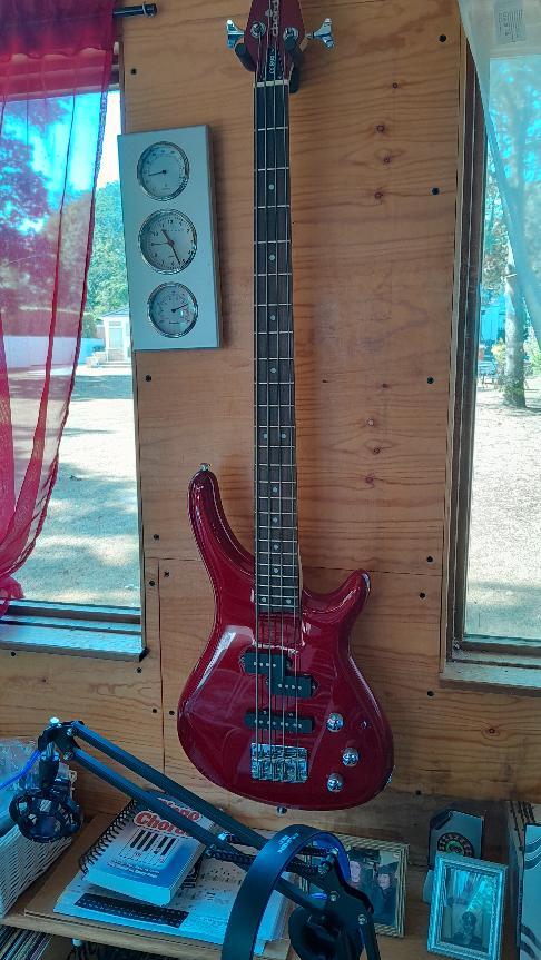 electric bass guitar for sale in very good condition