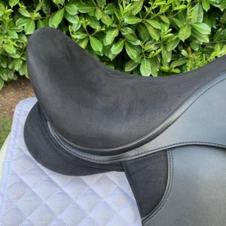 Image 9 of Thorowgood T4 17.5 inch High Wither Dressage saddle