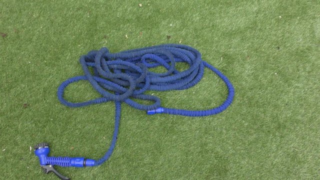 Image 1 of Flexible expanding hose with spray head