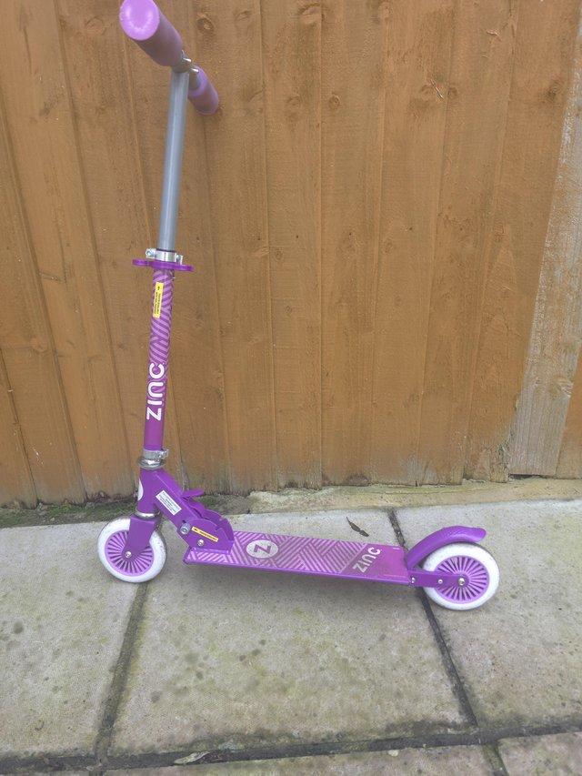 KIDS ZINC SCOOTER FOLDS DOWN FOR EASY STOREAGE £6 NO OFFE — photo 2 of 3