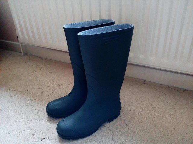 Preview of the first image of Green men's size 9 Wellington boots.