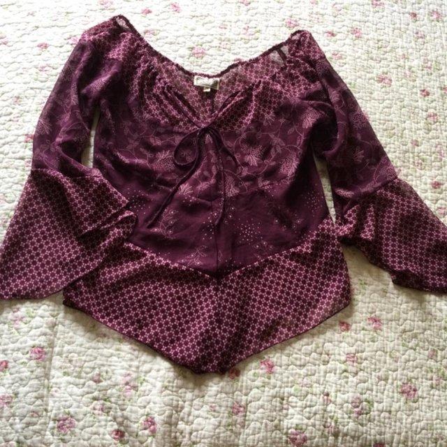 Preview of the first image of Vtg KUSHI Uncreasable Floaty Plum Patterned Top, size 14.