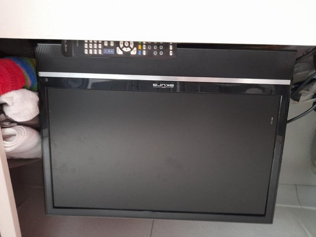 Preview of the first image of AKURA 24" television for sale.