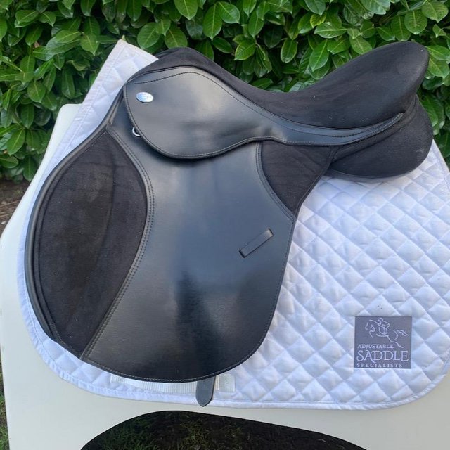 Preview of the first image of Thorowgood T4 17 inch high wither saddle.