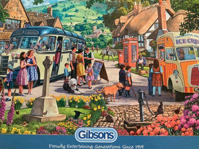 Preview of the first image of Jigsaw puzzle Boarding the Bus 1000 pieces..