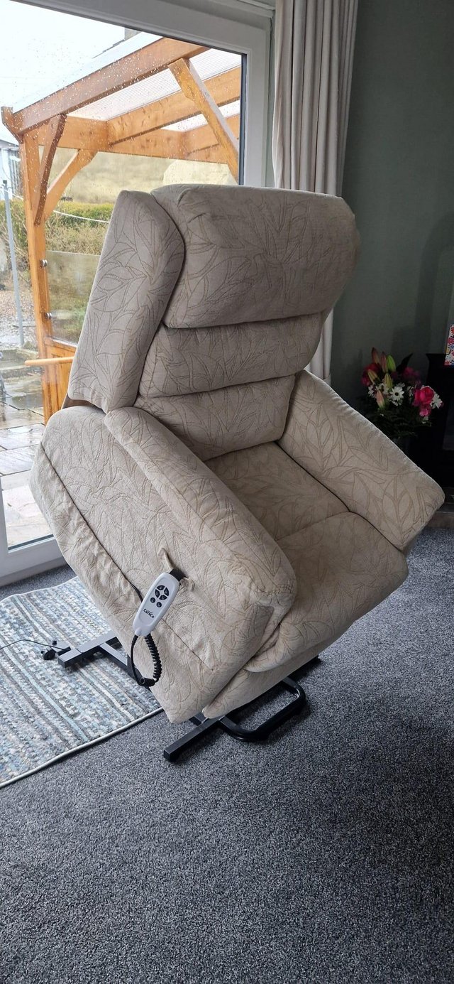Preview of the first image of Oslo Petite Riser Recliner CareCo Excellent Condition.