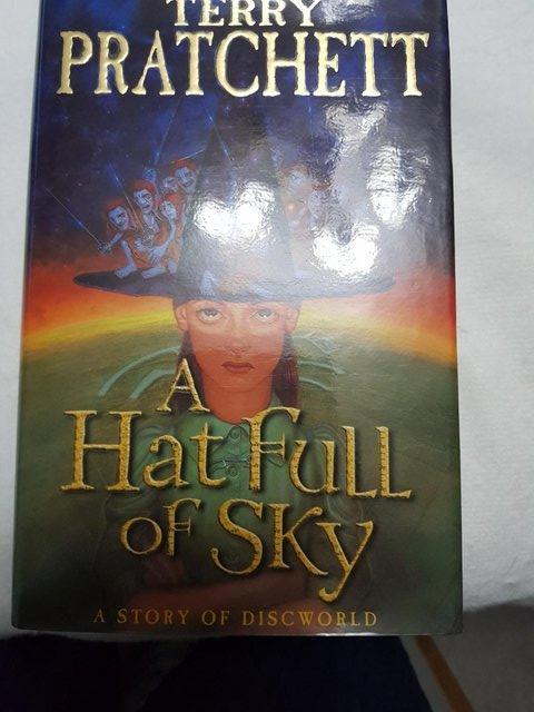 Preview of the first image of Terry Pratchett A Hat Full of Sky - DISCWORLD book.