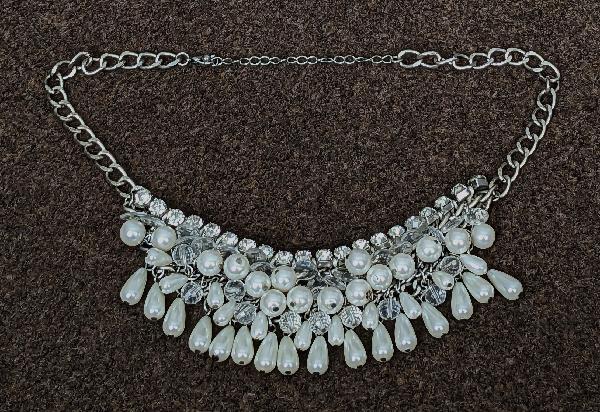 Preview of the first image of Beautiful Beaded Necklace With Pearlescent Beads & Diamantes.