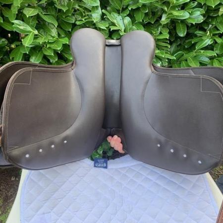 Image 16 of Wintec 17 inch Isabell Werth Dressage saddle