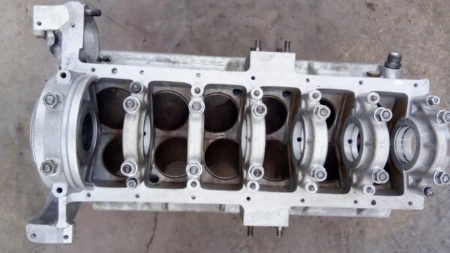 Preview of the first image of Engine block Ferrari 365 GTC4.