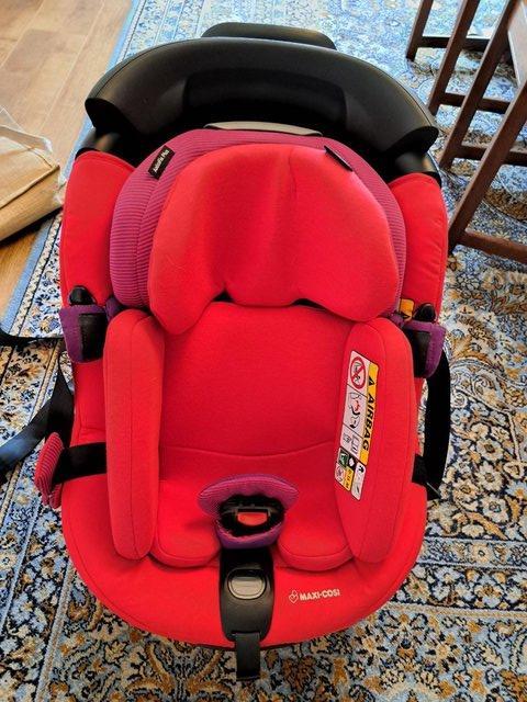 Preview of the first image of Carseat Maxi-Cosi Axis-fix Plus 0-4yrs Swivel Seat.