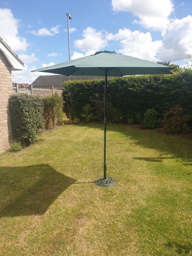 Preview of the first image of Parasol with cast iron base in green..