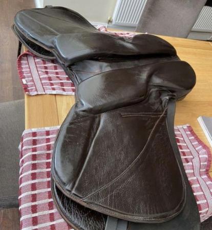 Image 3 of Treeless saddle 17.5” excellent condition