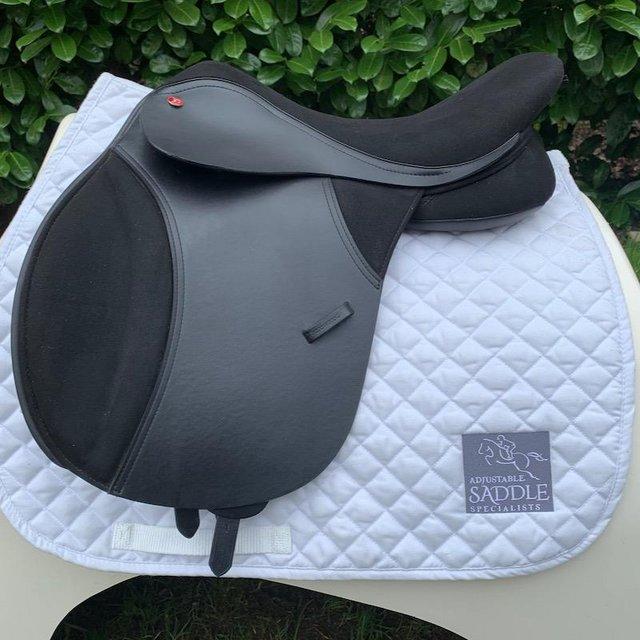 Preview of the first image of thorowgood T4 17inch cob saddle.