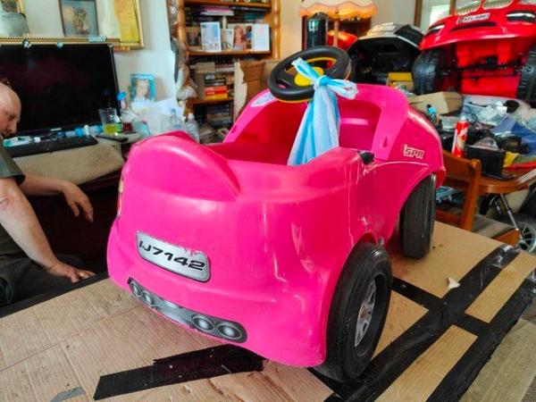 Image 2 of Small 6 volt electric ride on car in pink