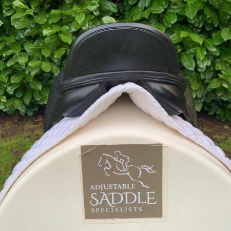 Image 15 of Thorowgood T8 17” Low Profile Dressage saddle (S2920)