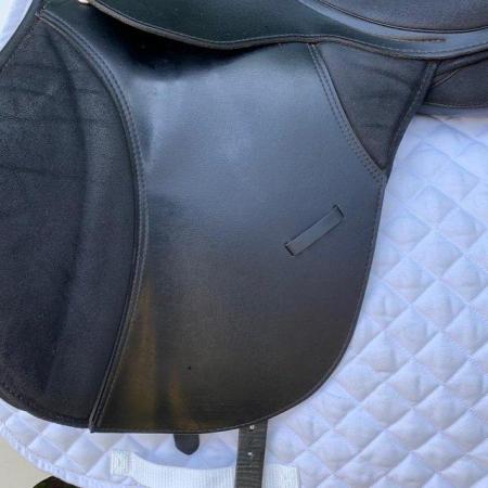 Image 2 of Thorowgood T4 17 inch cob saddle
