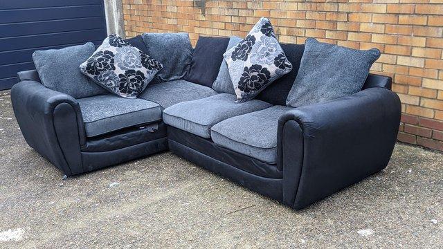 Image 3 of Small L piece corner sofa. (Like new)