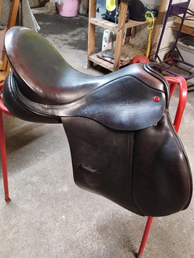 Preview of the first image of Albion 18½" brown GP saddle in good condition.
