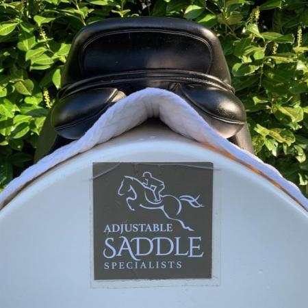 Image 18 of Kent And Masters 17 inch Cob dressage saddle (S3073)