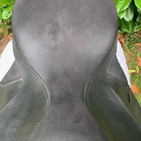 Image 9 of Thorowgood T4 17 inch high wither dressage saddle