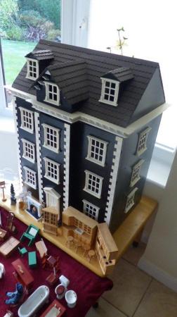Image 1 of Georgian style Dolls House complete.