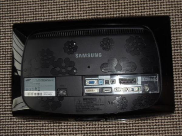 Image 2 of Samsung 933HD 18.5" LCD DVB-T TV Standard Definition  Remote
