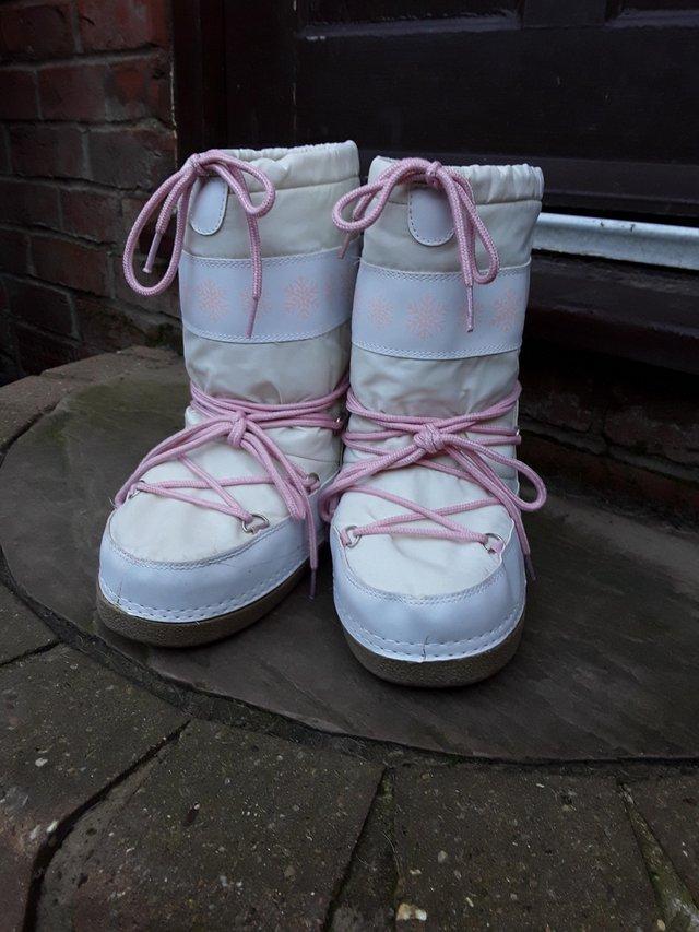 Preview of the first image of Snow boots UK size 3/4 Reduced !.