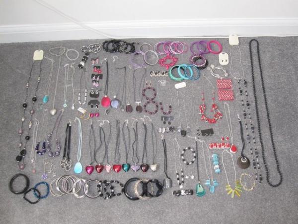 Image 1 of Selection of costume jewellery