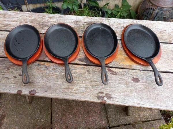 Image 1 of 4 iron skillett sizzler pans with wooden shaped tray to fit