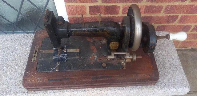 Image 2 of Old sawing machine to repair or for spares