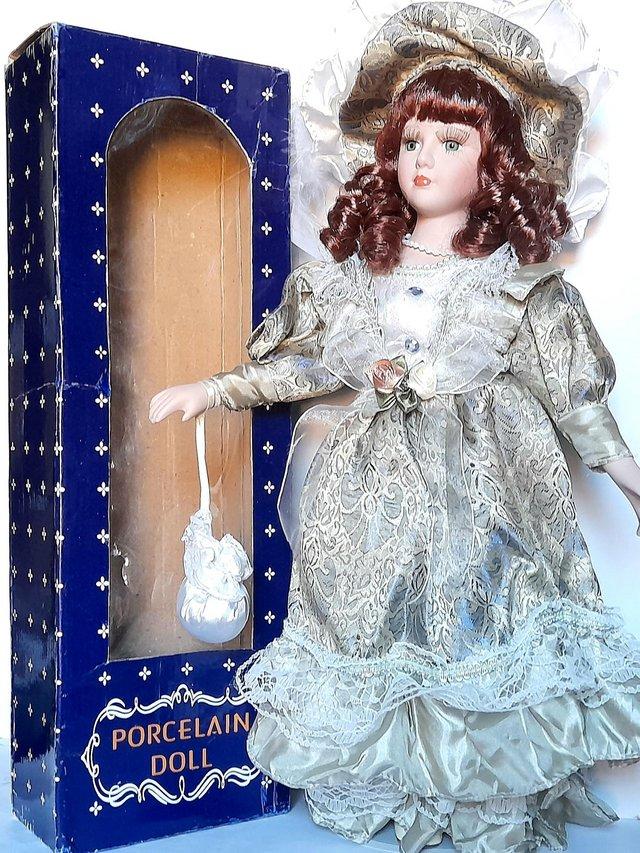 Preview of the first image of DSN PORCELAIN DOLL - VICTORIAN STYLE DRESS 40 cm.