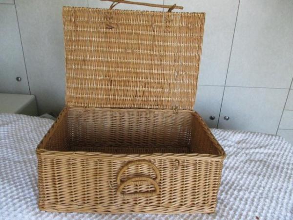 Image 2 of Sturdy wicker hamper/picnic basket