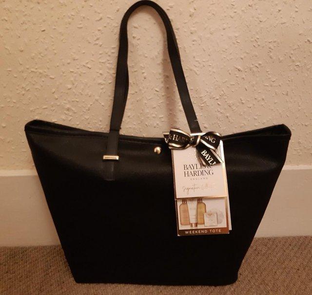 Preview of the first image of BAYLIS & HARDING TOTE BAG TRAVEL GIFT SET.