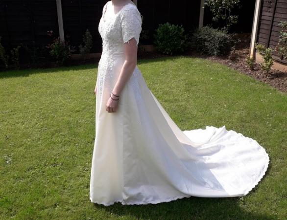 Image 2 of Beautiful Vintage Ivory Wedding Dress size 10