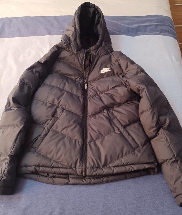 Preview of the first image of Black Nike children's coat in size XL (13-14 years).