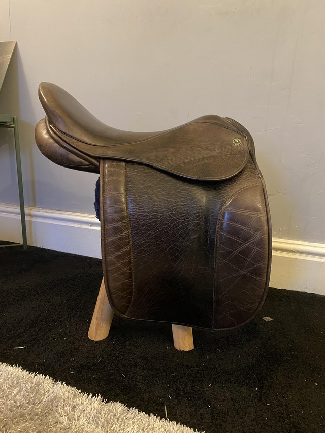 Preview of the first image of XW 17.5” OAKFIELD SHOW SADDLE.