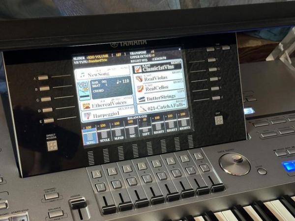 Image 2 of Yamaha Tyros 5 61-note Keyboard and speakers