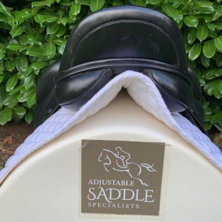 Image 17 of Kent & Masters 17" Low Profile Dressage saddle (S2834)