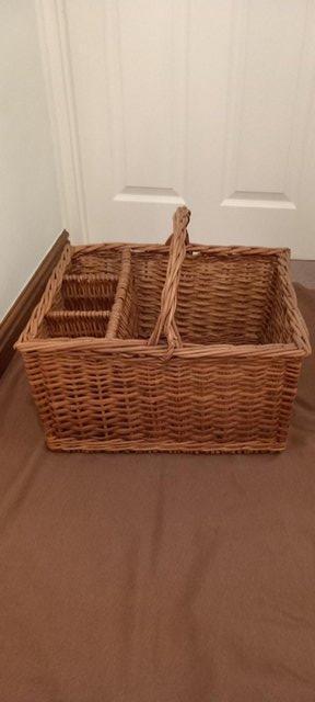 Preview of the first image of WICKER PICNIC BASKET WITH 3 DRINKS COMPARTMENTS.