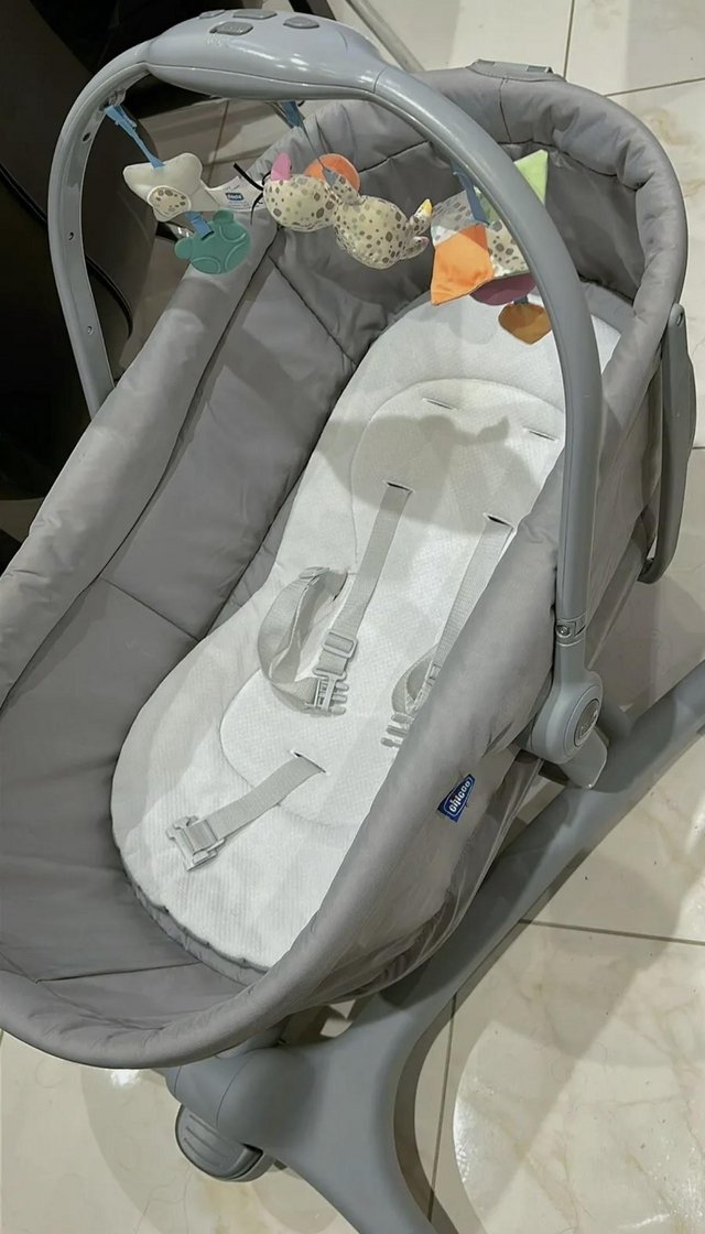 Preview of the first image of Chicco baby hug 4 in 1 crib.