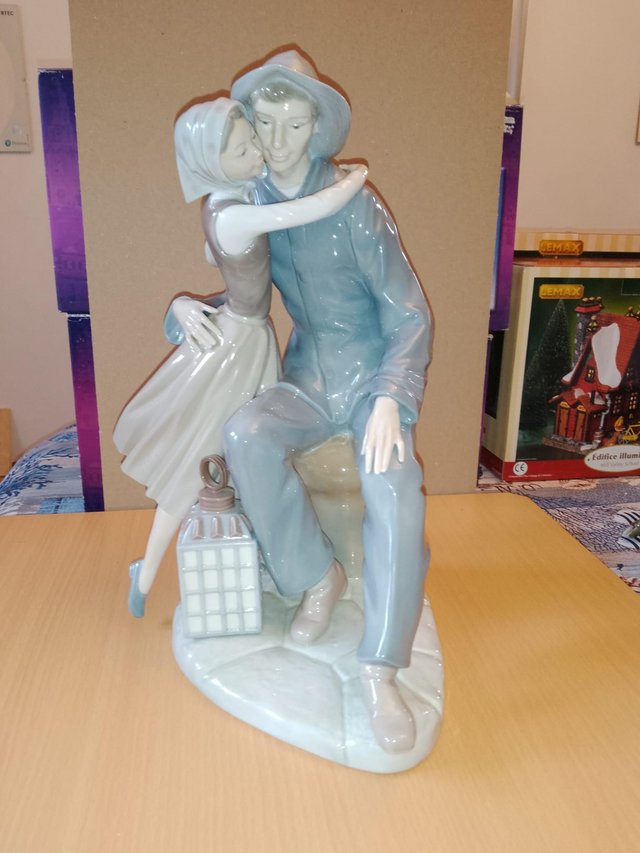 Preview of the first image of Lladro figurine The Kiss 4888.