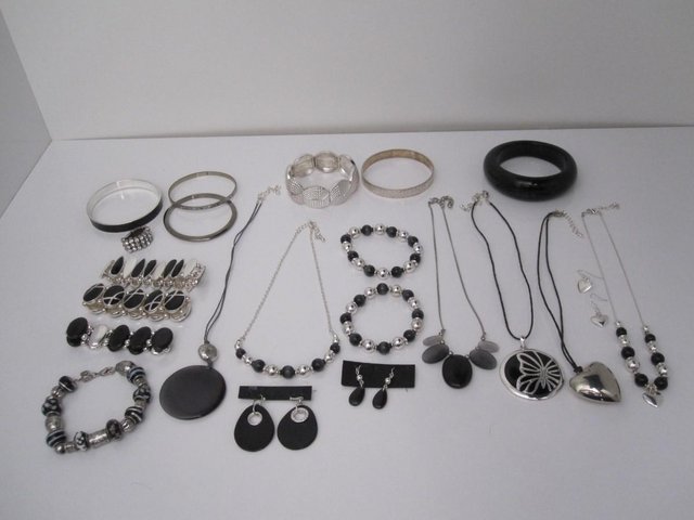 Preview of the first image of Costume jewellery bundle 5.