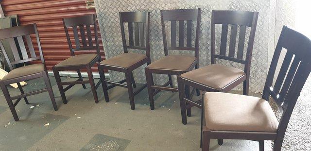 Image 3 of solid Oak extendable 6 seater dining table and chairs